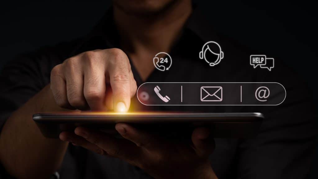Finger tippt auf Pad und Icons werden angezeigt