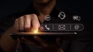 Finger tippt auf Pad und Icons werden angezeigt