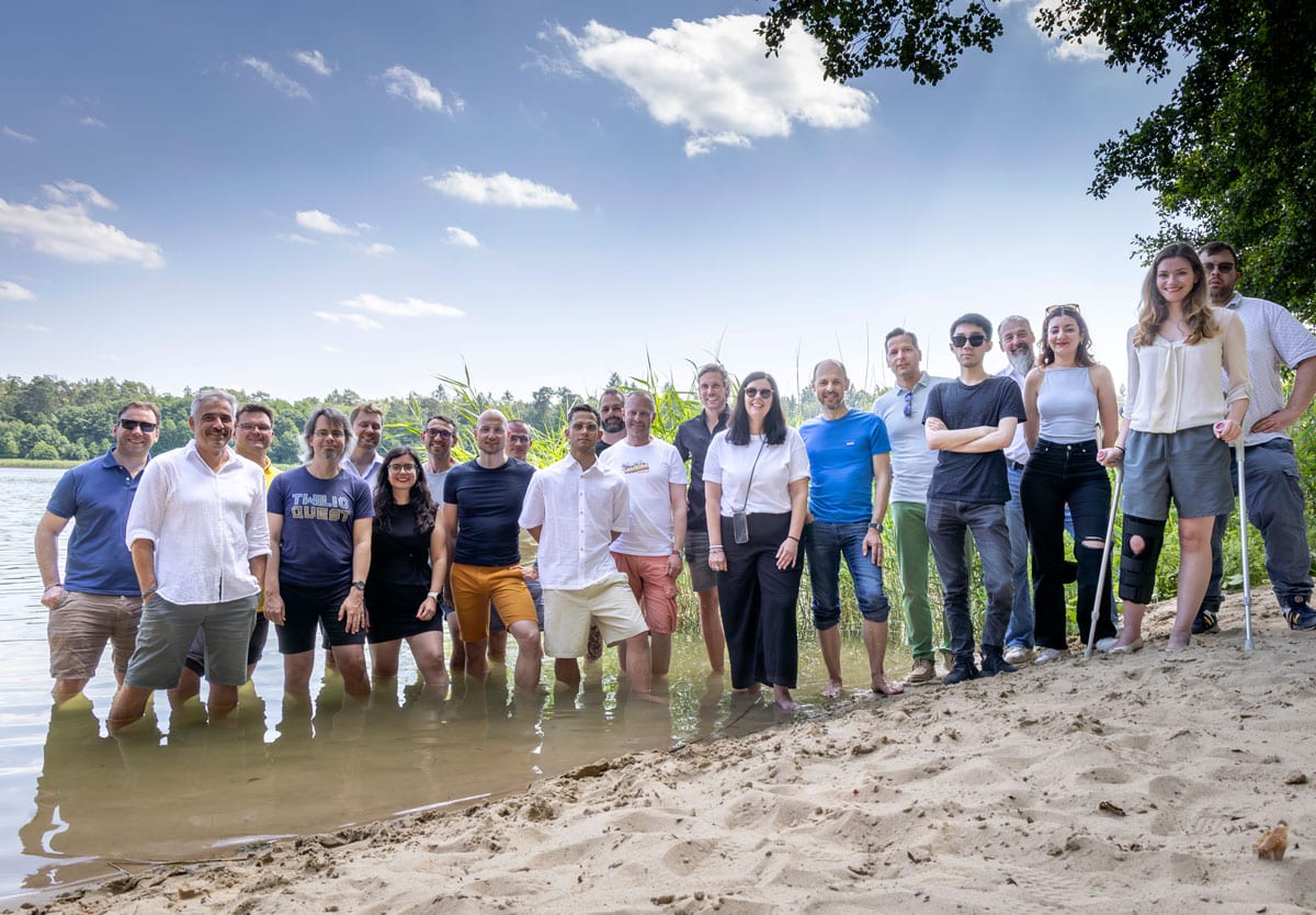 Das VirtualQ Team gemeinsam am Wasser