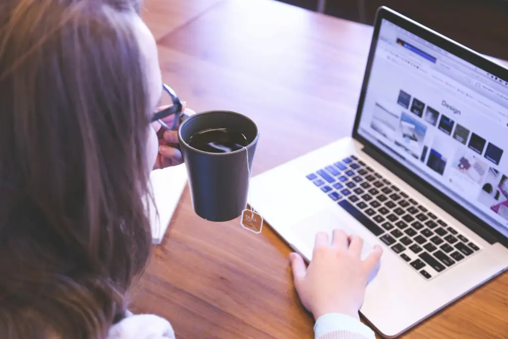 Frau am Laptop beim Onlineshopping